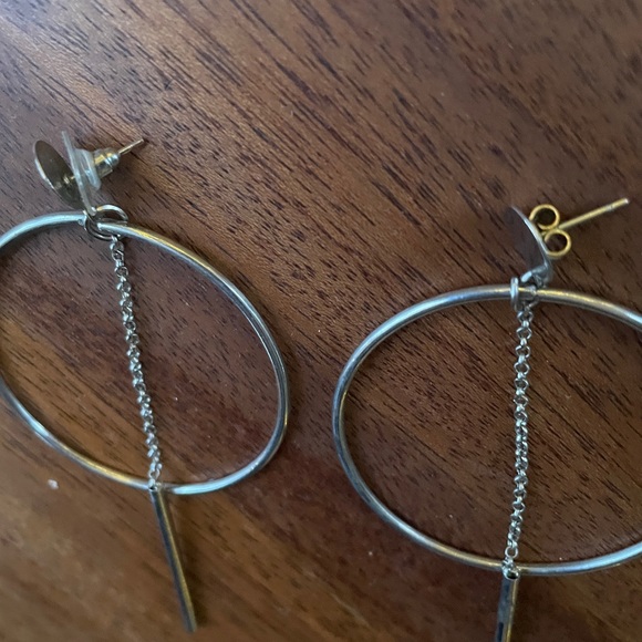 🔥 3 FOR $20 🔥 Silver hoop earrings with dangling chain and pendulum - Picture 4 of 5